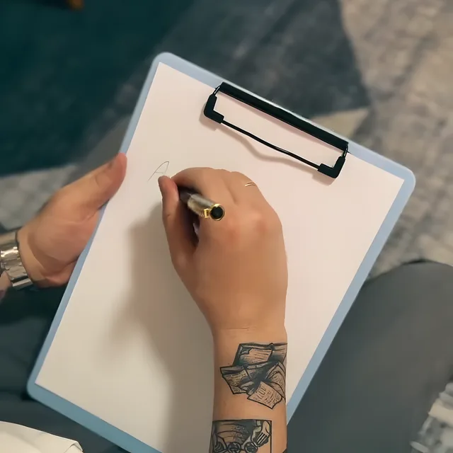 Guilherme fazendo anotações numa prancheta