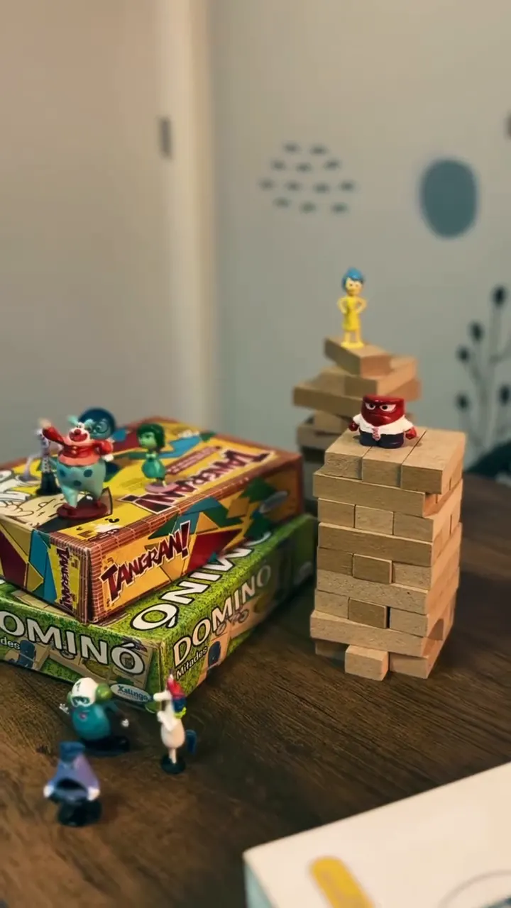 Jogos e brinquedos sobre a mesa do consultório